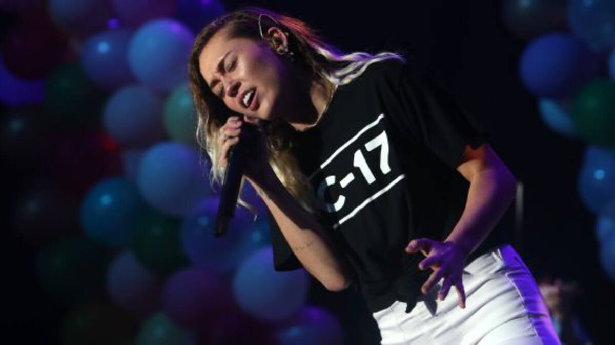 Miley Cyrus vuelve a desnudarse para un libro