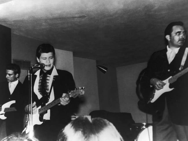 El cantante de rock 'n' roll Ritchie Valens en concierto.