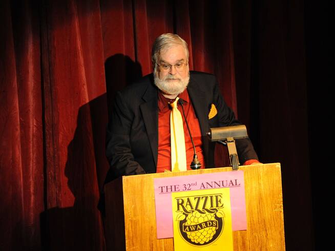 John Wilson presentando los premios RAZZIE de 2012.