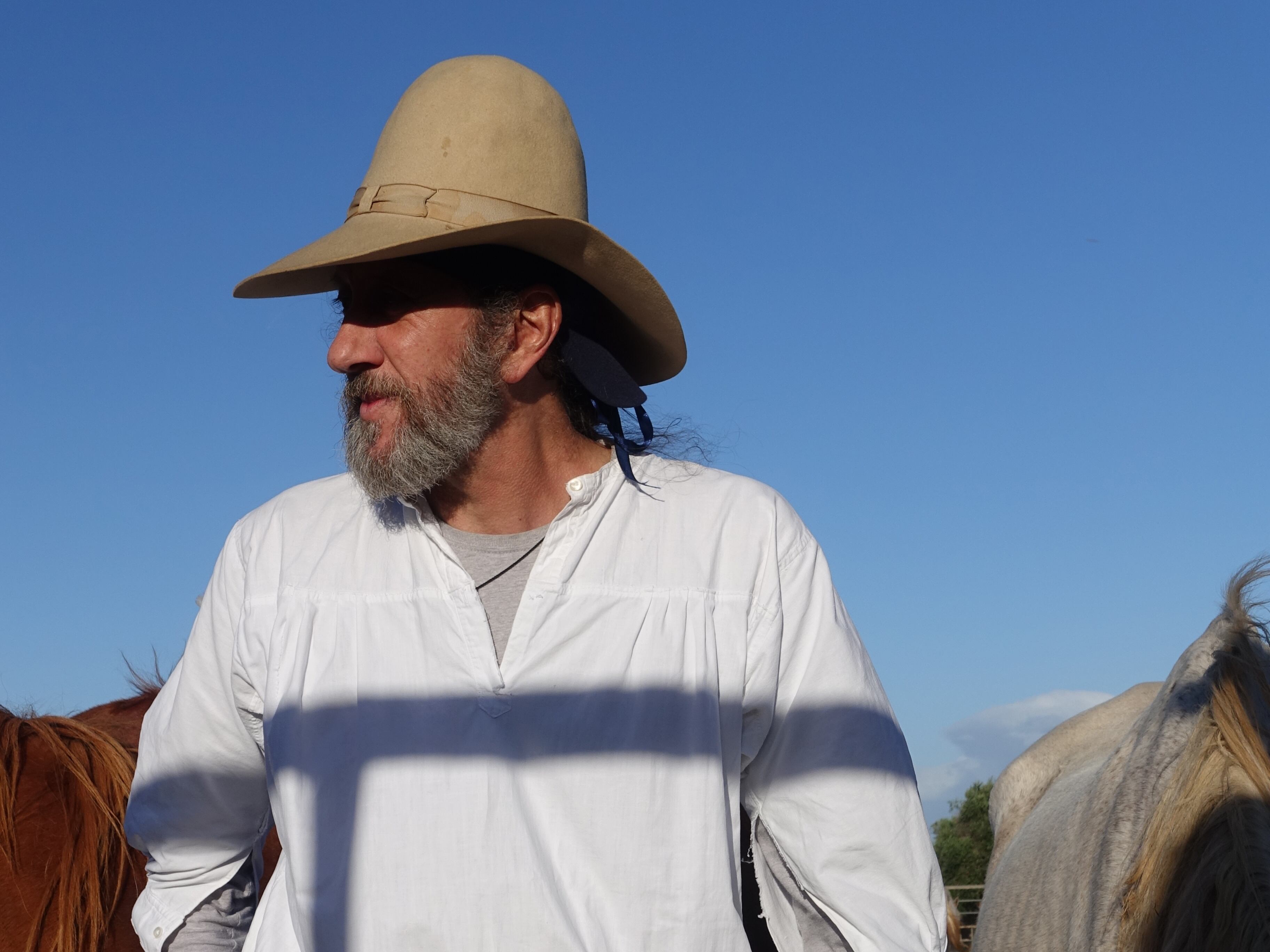 El diseñador Miguel Adrover en su casa de Calonges, Mallorca / via Gonzalo Hergueta