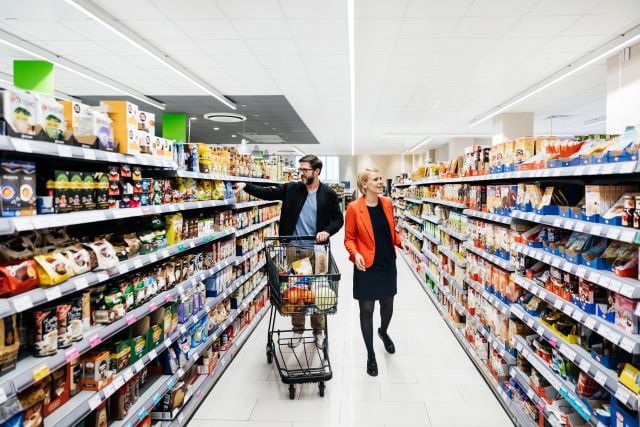 Una pareja en un supermercado.