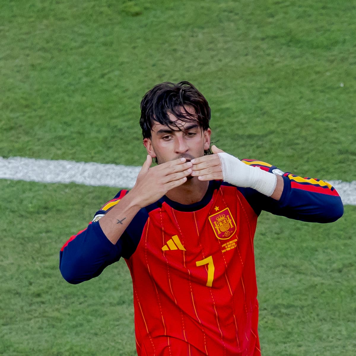 España gana el Mundial 2026 y los artistas lo celebran con imágenes para la historia: De la camiseta de Rosalía a la promesa de Omar Montes