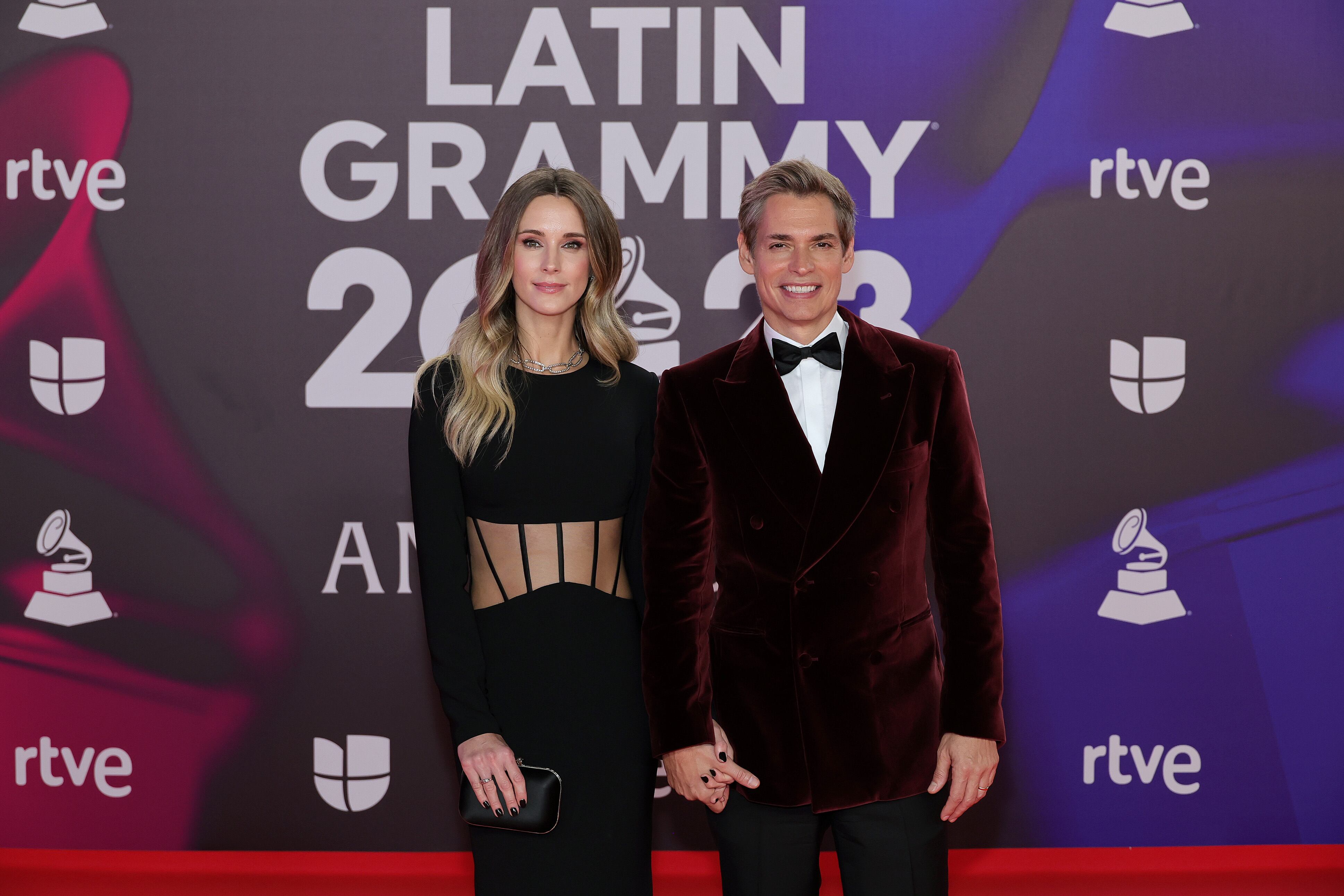 Astrid Klisans y Carlos Baute despertaron envidias a su paso por la alfombra por su belleza y juventud.