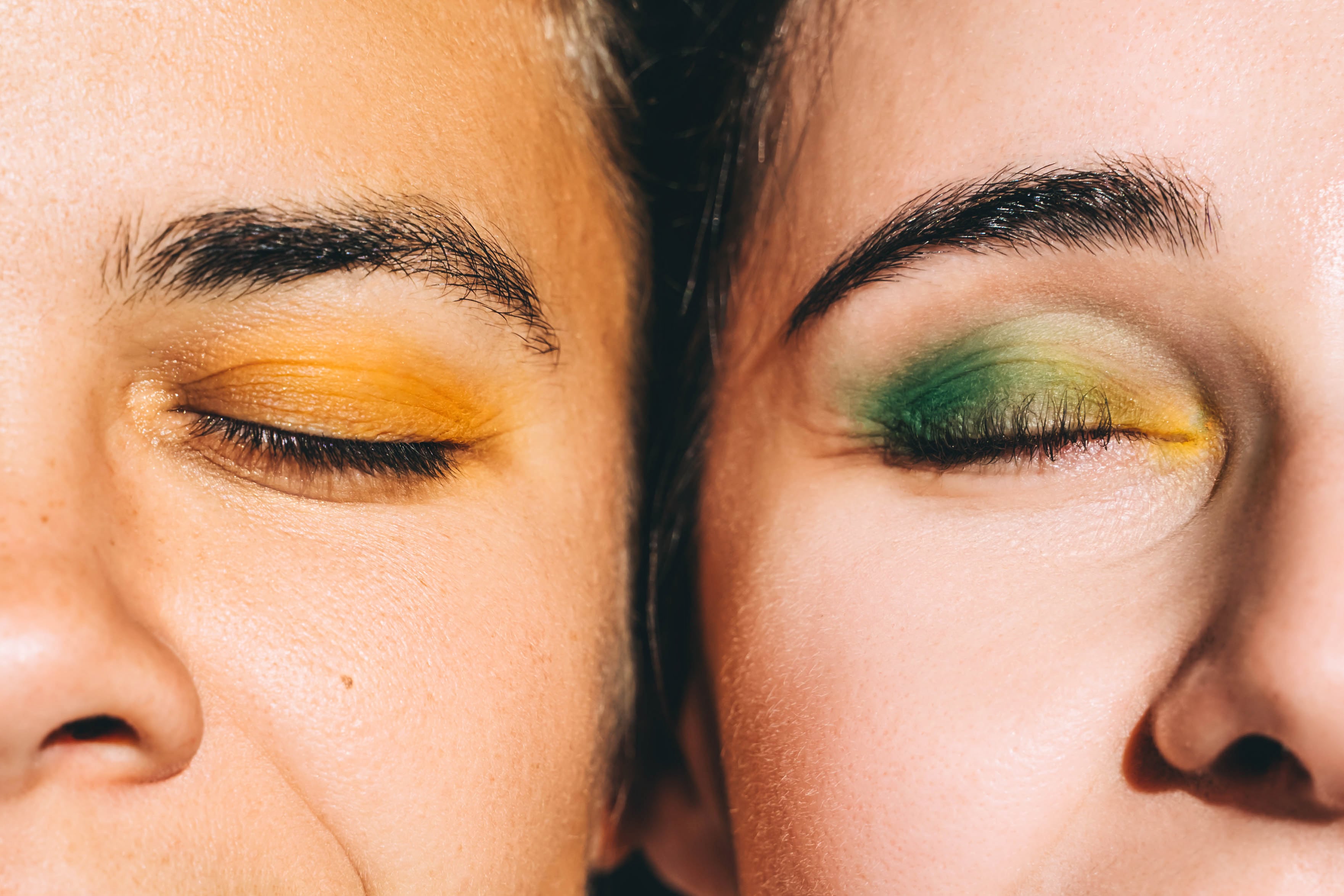 Dos personas con su maquillaje recién hecho.