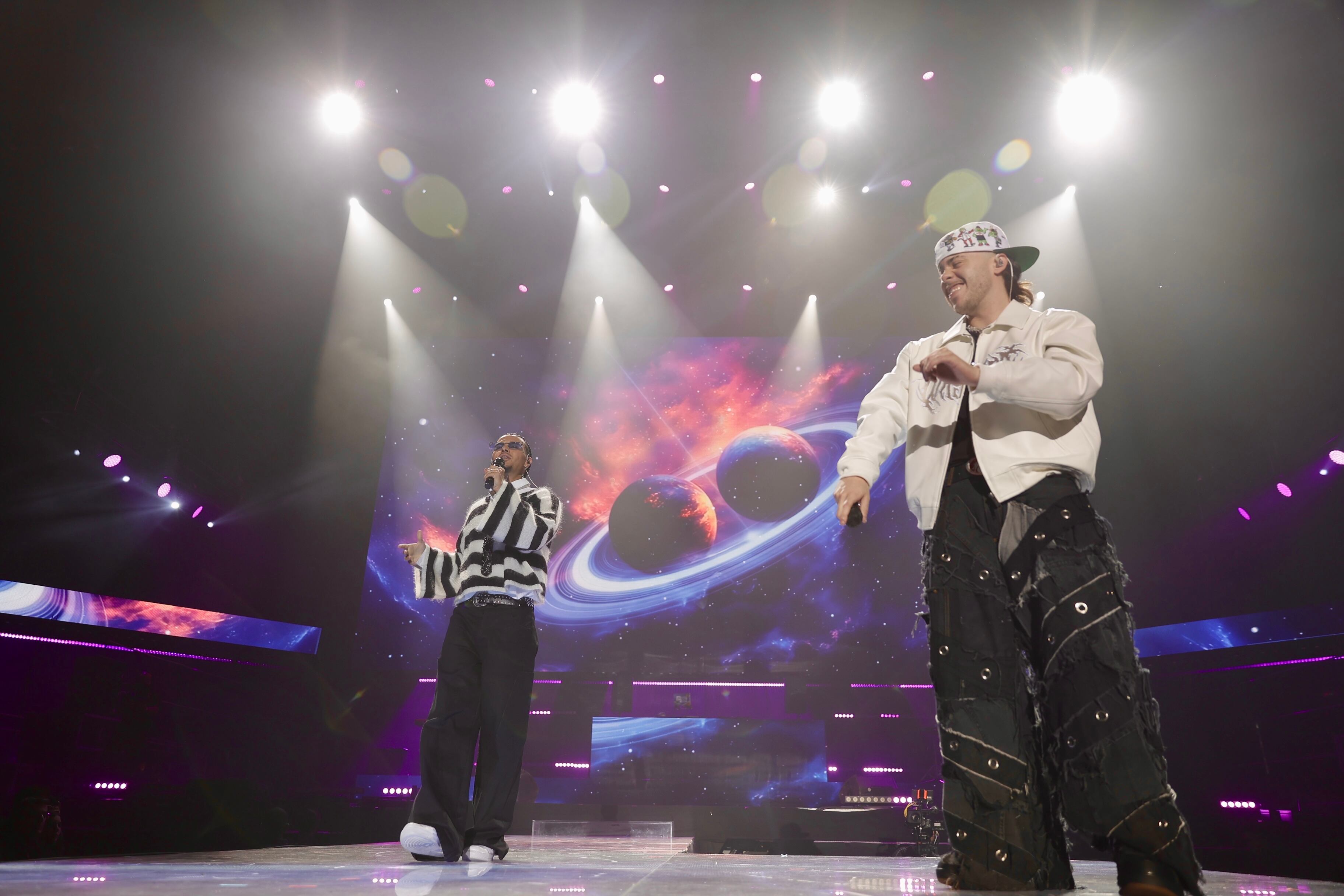 Si en un escenario coinciden Abraham Mateo y Soge Culebra, lo que sale de ahí es un Rayo de Luz. ¡Estos sí que son bros!