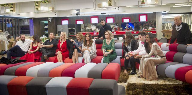 Los concursantes de GH VIP 4 sentados en el sofá de la casa