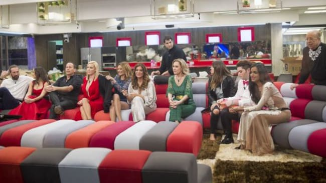 Los concursantes de GH VIP 4 sentados en el sofá de la casa