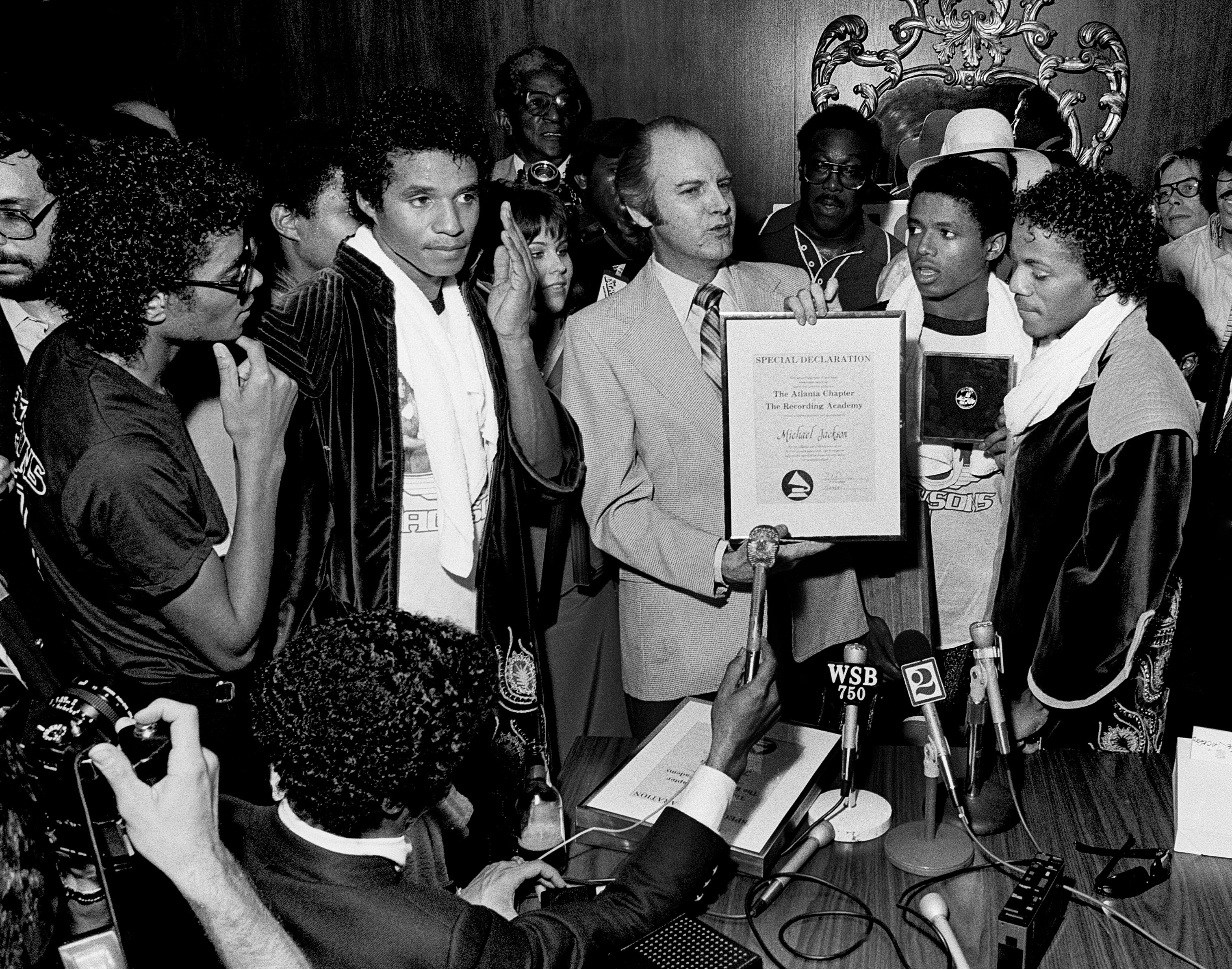 Atlanta - 22 de julio: Bob Carr, conocido como Willis the Guard, de WQXI/94Q, entrega a The Jacksons, capítulo de Atlanta de la Academia de la Grabación/Grammy, una declaración especial en el Omni Coliseum de Atlanta, Georgia, el 22 de julio de 1981 (Foto de Rick Diamond/Getty Images).