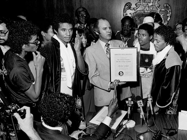 Atlanta - 22 de julio: Bob Carr, conocido como Willis the Guard, de WQXI/94Q, entrega a The Jacksons, capítulo de Atlanta de la Academia de la Grabación/Grammy, una declaración especial en el Omni Coliseum de Atlanta, Georgia, el 22 de julio de 1981 (Foto de Rick Diamond/Getty Images).
