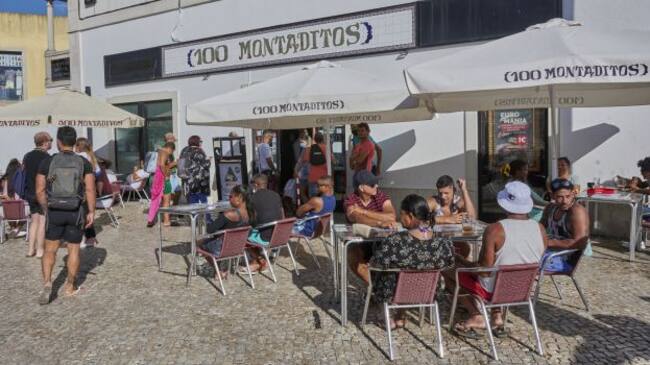 Una terraza del 100 Montaditos en Cascais (Portugal)