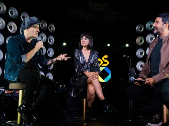 Juan Aguirre y Eva Amaral, junto a Tony Aguilar, minutos antes de dar comienzo el básico.