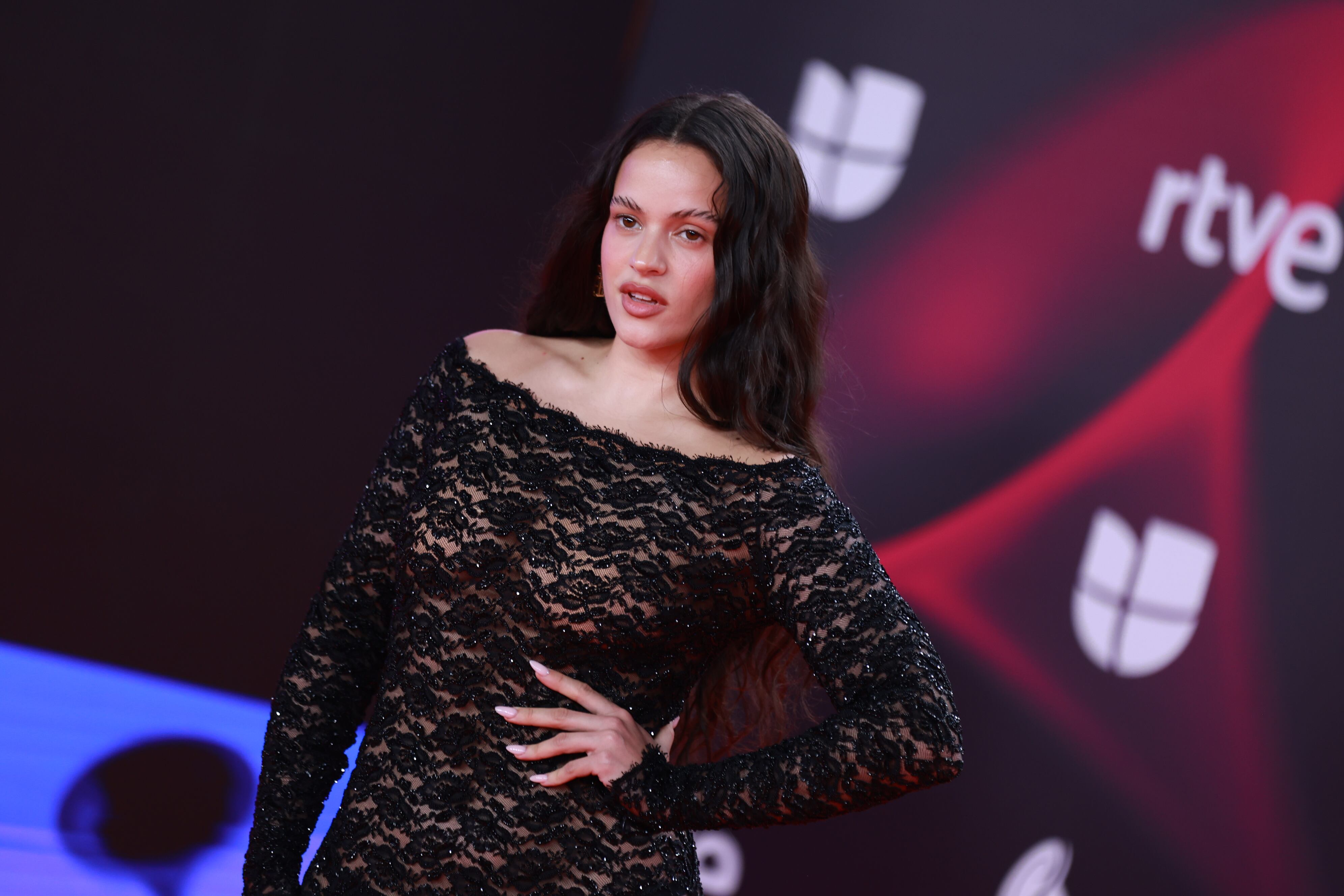 Rosalía y su vestido de transparencias de estilo de encaje firmado por Balenciaga concentró todas las miradas en los Premios Latin Grammy 2023 de Sevilla.