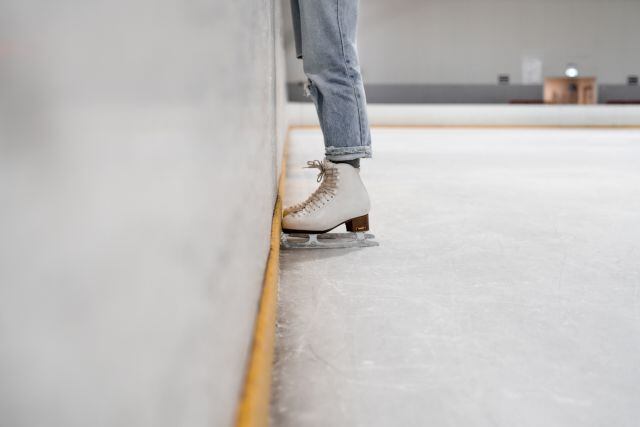 Patinar sobre hielo es un plan perfecto para el puente de diciembre en Madrid.