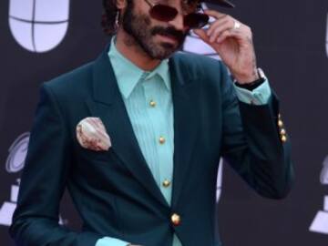 Leiva se quita los vaqueros pitillos y recibe los aplausos de una buena amiga