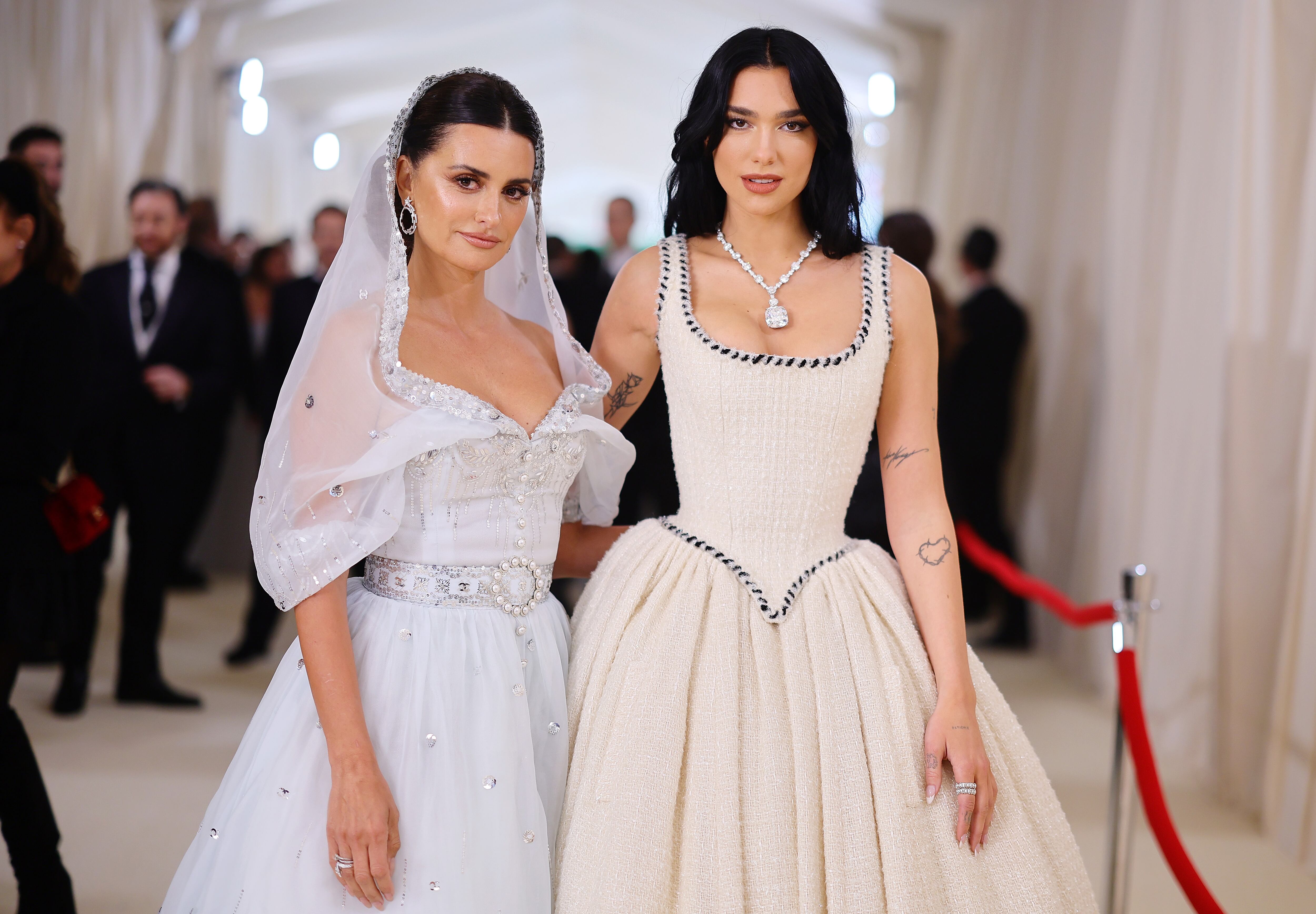 Penélope Cruz y Dua Lipa en la MET Gala 2023