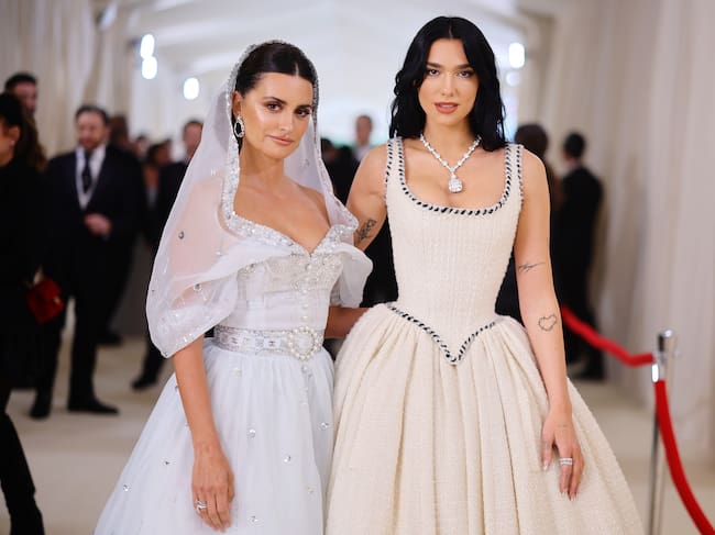 Penélope Cruz y Dua Lipa en la MET Gala 2023