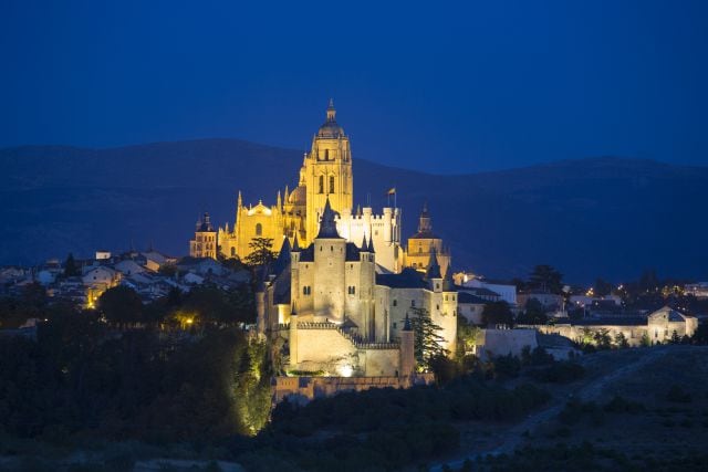 El Alcázar de Segovia alzándose sobre la ciudad.