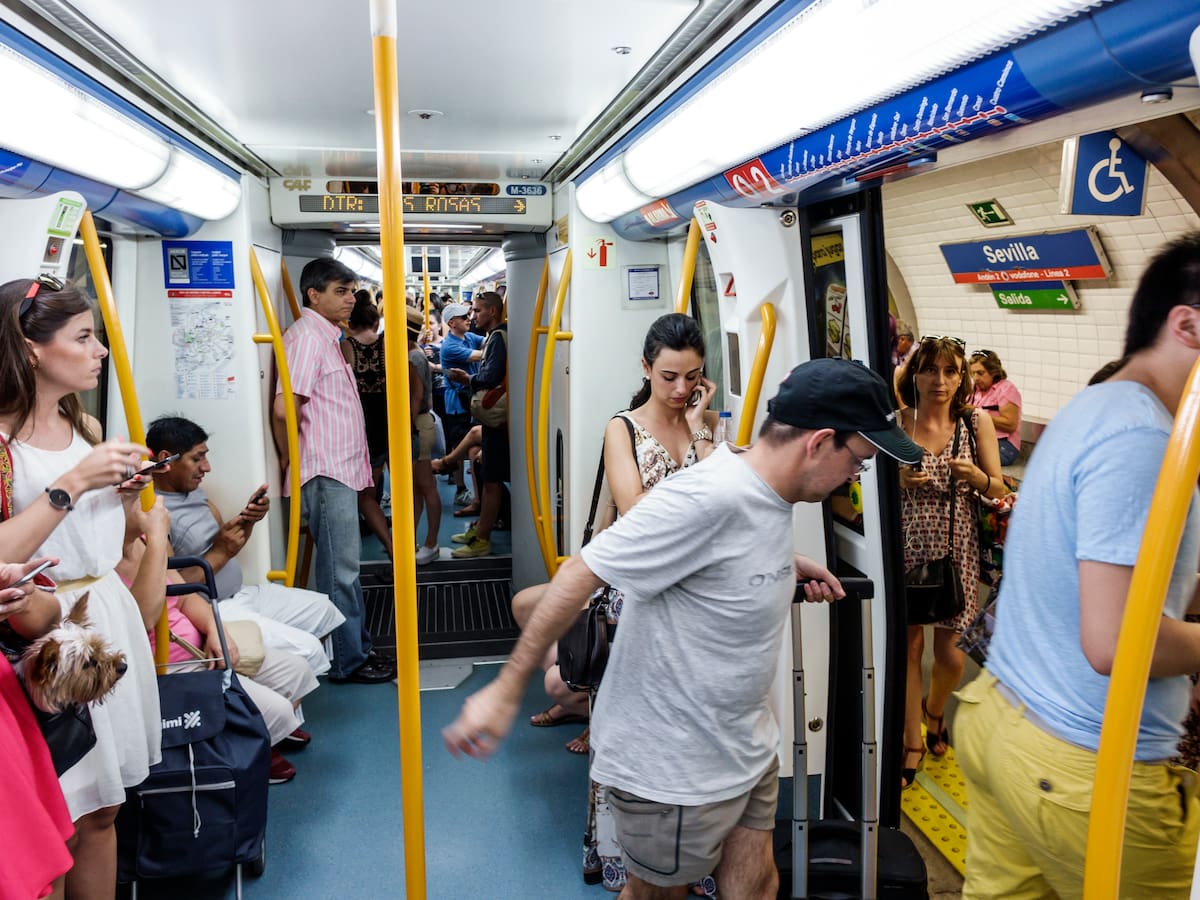 Metro de Madrid alerta de esta manía en la que caen casi todos los pasajeros (y la culpa es del móvil)