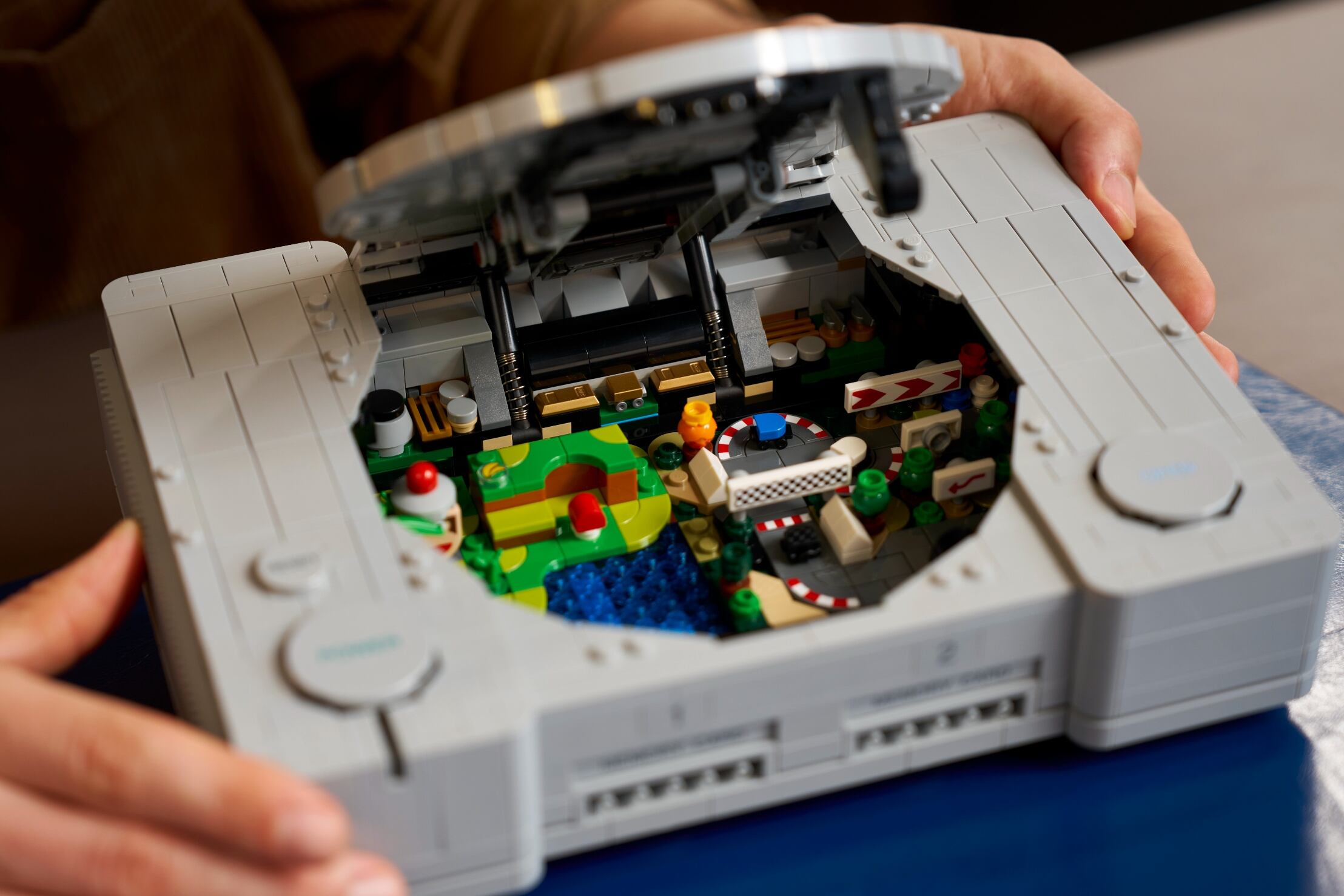 La PlayStation original se convierte en set oficial de LEGO: casi 2.000 piezas, detalles ocultos y pura nostalgia noventera