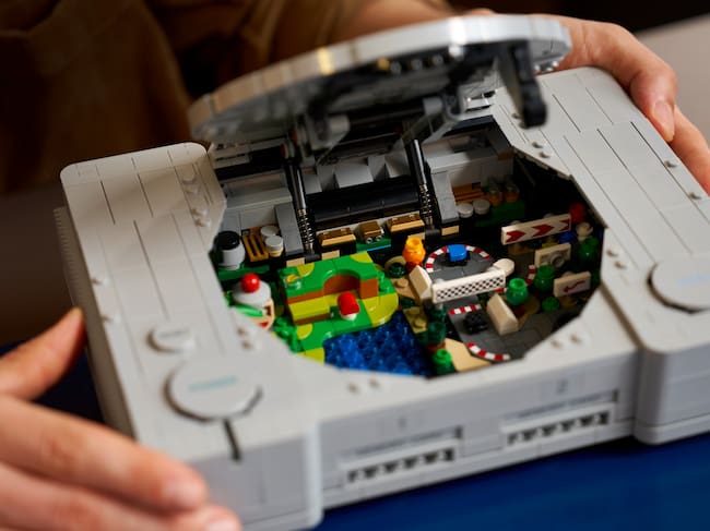 La PlayStation original se convierte en set oficial de LEGO: casi 2.000 piezas, detalles ocultos y pura nostalgia noventera