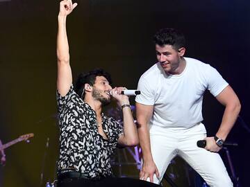 Jonas Brothers vive su noche más Disney de la gira con Sebastián Yatra y Ali’i Cravalho como invitados