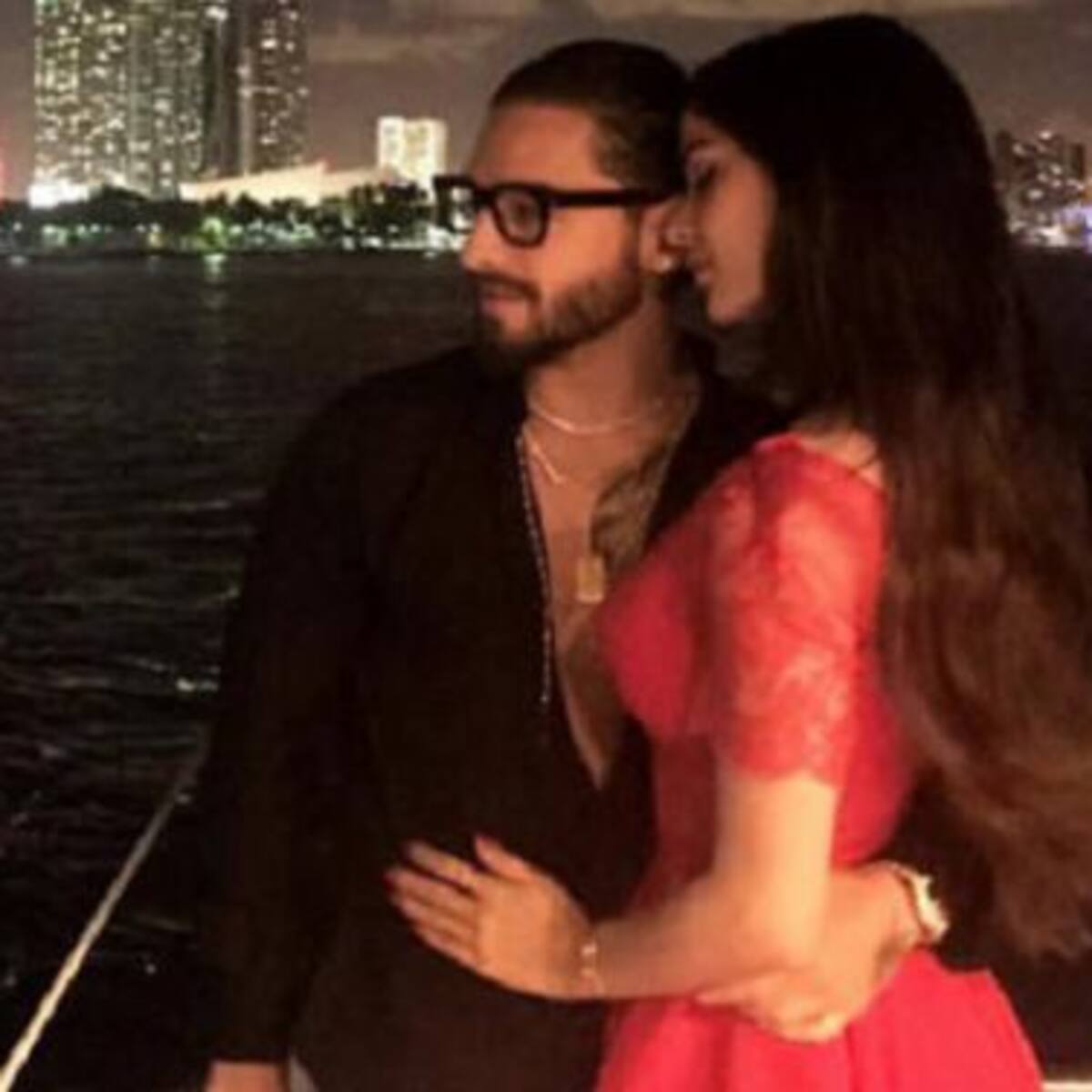 Los besos de Maluma y su novia Natalia Barulich en un shopping