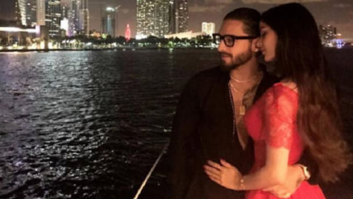 Los besos de Maluma y su novia Natalia Barulich en un shopping