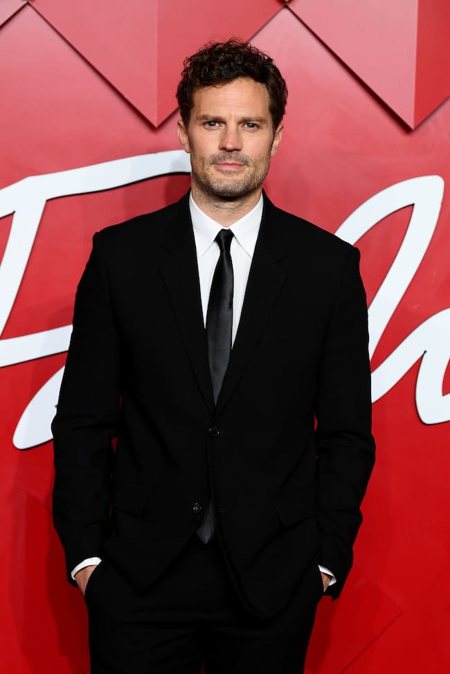 Jamie Dornan en la alfombra de The Fashion Awards 2024 en el Royal Albert Hall - Getty Images for BFC