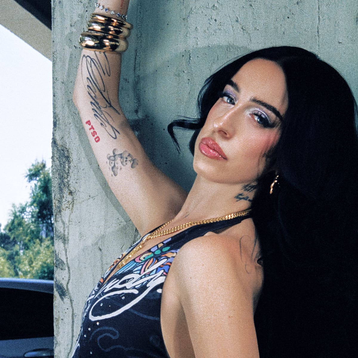 Juicy BAE desentierra el reggaeton de los 2000 con 'Perreando A Escondidas'