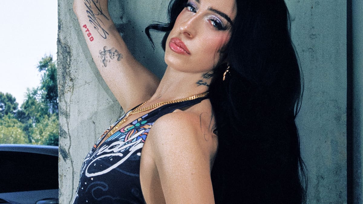 Juicy BAE desentierra el reggaeton de los 2000 con 'Perreando A Escondidas'