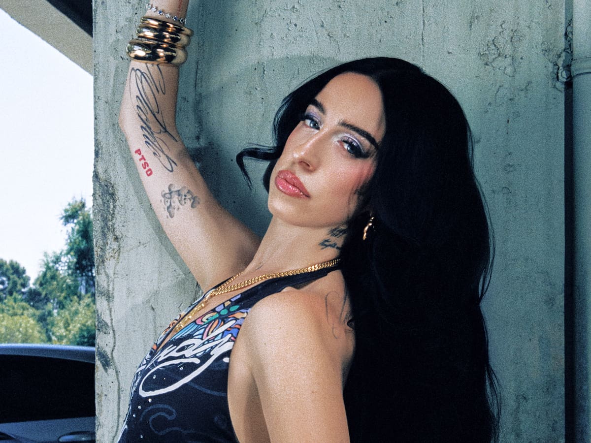 Juicy BAE desentierra el reggaeton de los 2000 con 'Perreando A Escondidas'