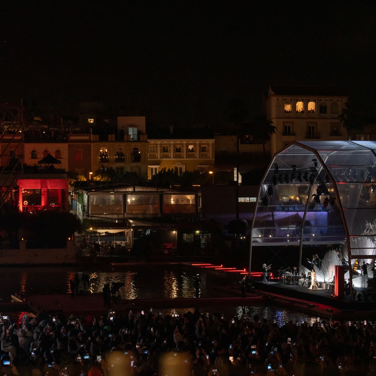 Crónica de la actuación de Rosalía en el Guadalquivir: Así vivimos lo que no se vio del evento que paralizó Sevilla
