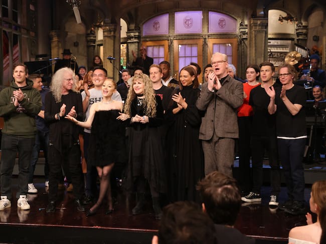 Ariana Grande, Stevie Nicks, Andy Samberg, Maya Rudolph, Jim Gaffigan y Dana Carvey en 'SNL'. / Will Heath/NBC via Getty