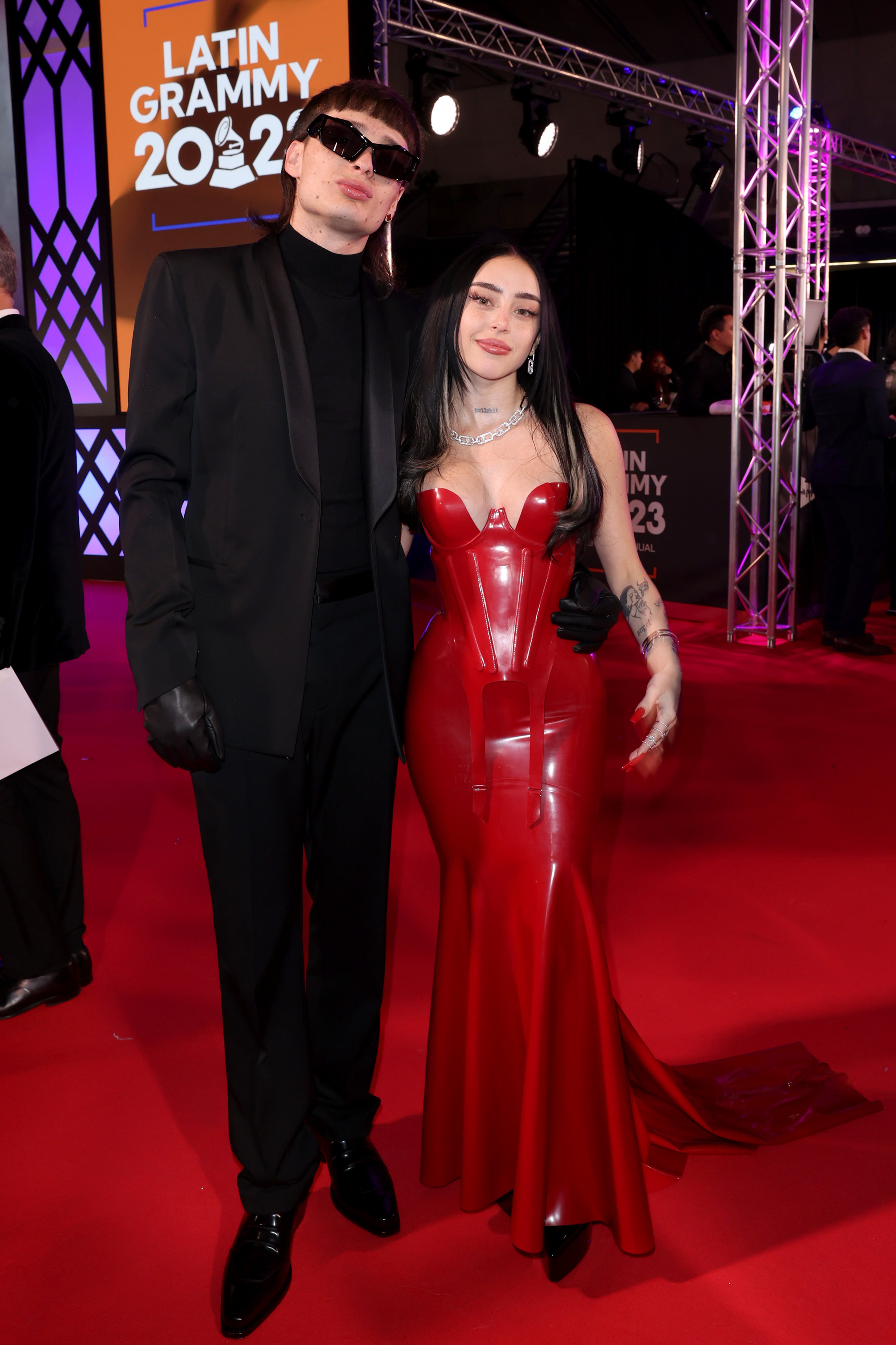 Peso Pluma y Nicki Nicole, en la alfombra roja de los Latin Grammys 2023.