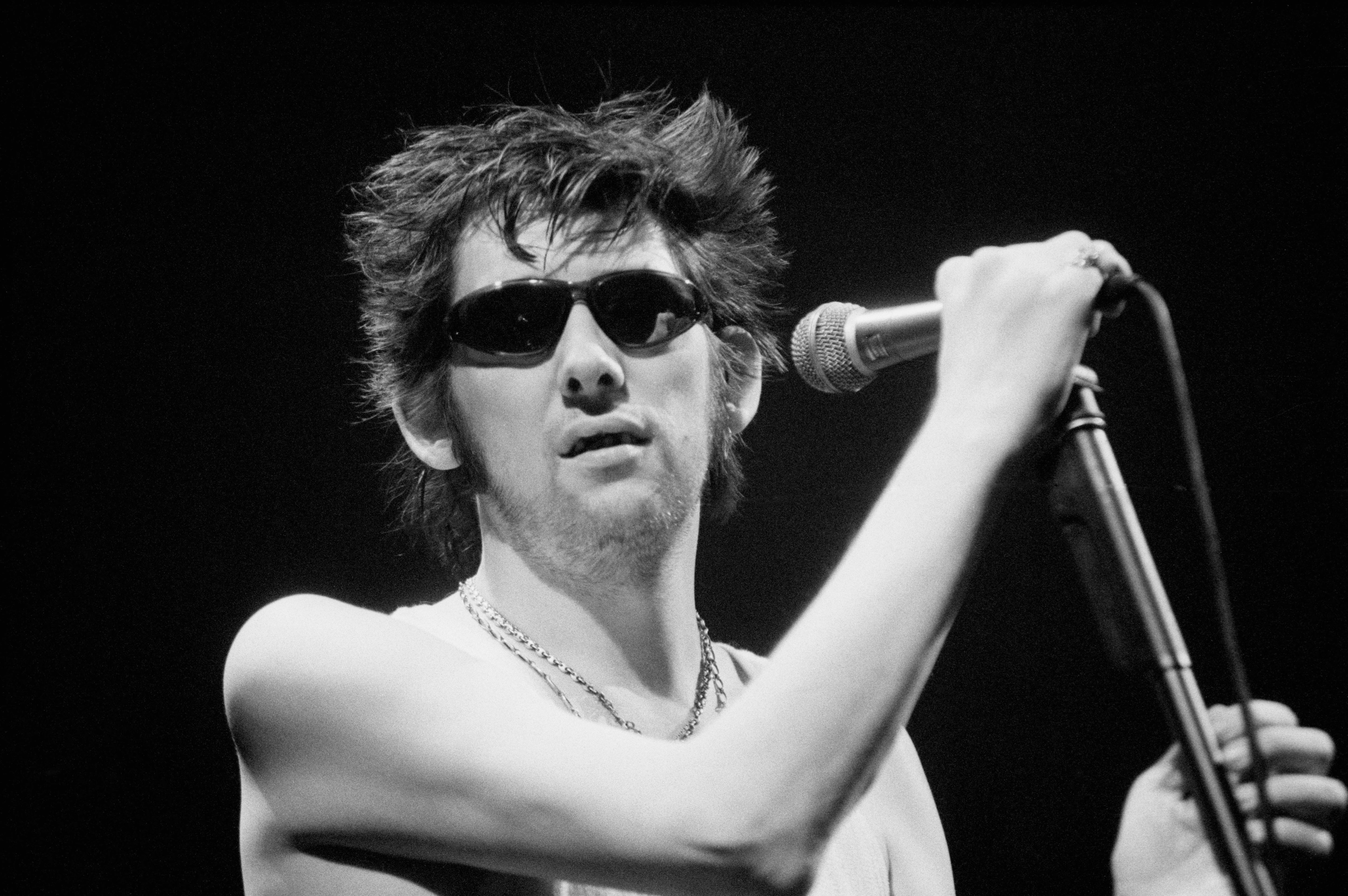 Shane MacGowan durante una actuación en Amsterdam, en 1995.