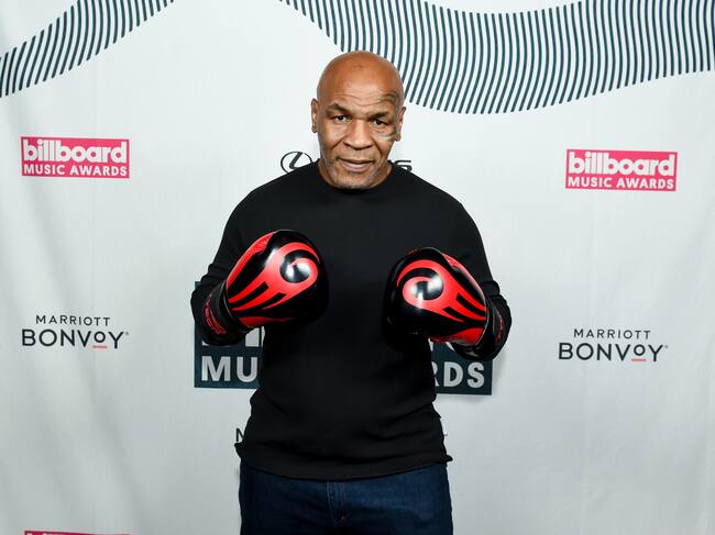 La apuesta de Myke Tyson en la alfombra de los Premios Billboard de la Música 2023 fue la más colorista y arriesgada.