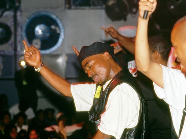 El rapero Tupac Shakur actuando en el escenario del Palladium el 23 de julio de 1993 en Nueva York, Nueva York.