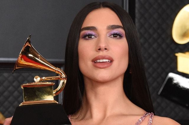 Dua Lipa posando con su Grammy