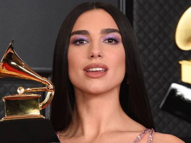 Dua Lipa posando con su Grammy