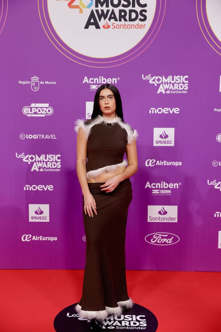 Chiara Oliver ha sido de las más originales en LOS40 Music Awards Santander 2025 con este total look satinado marrón y el maquillaje que combina con las plumas en color blanco.
