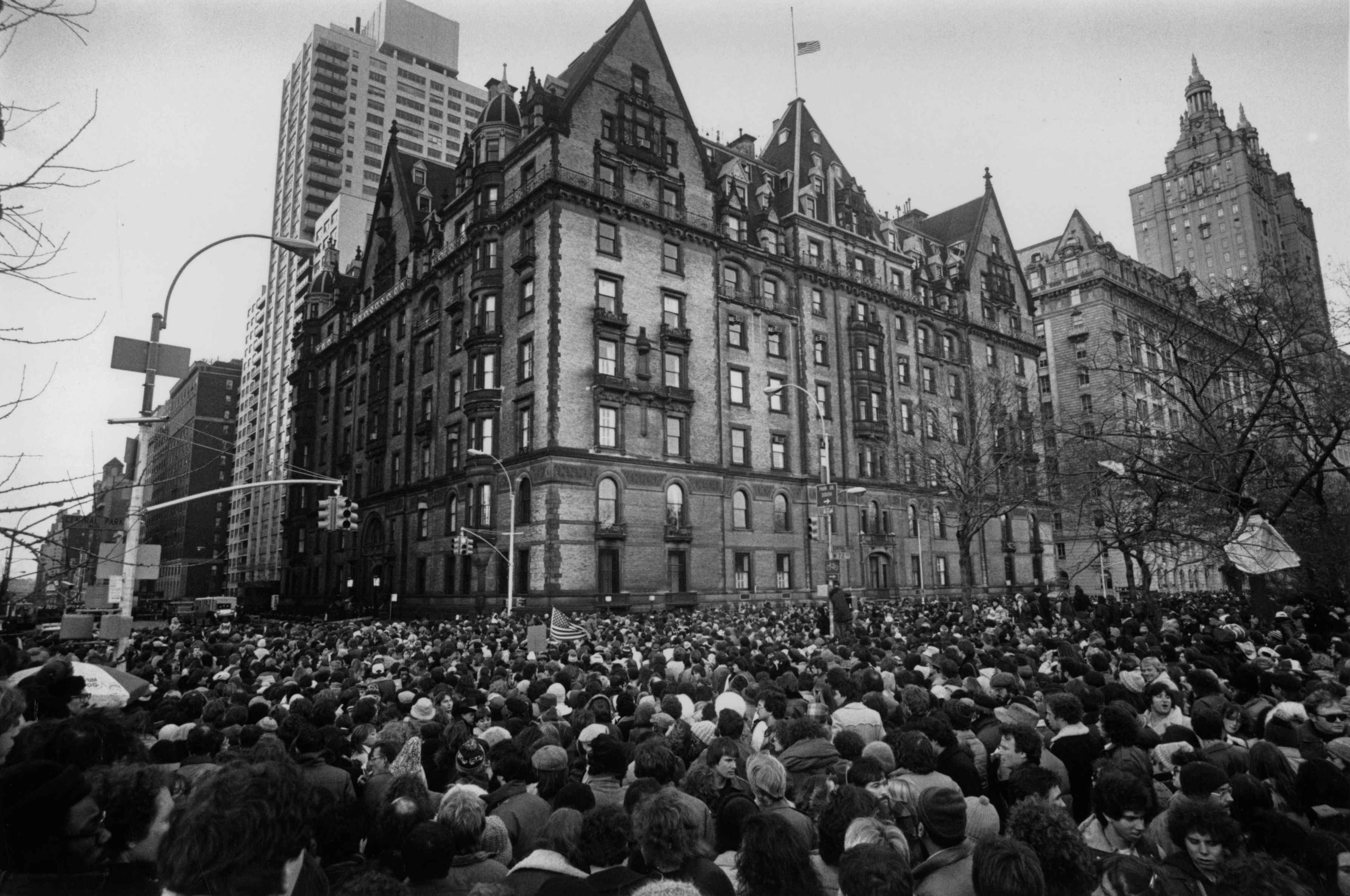 Disturbios frente a la casa de John Lennon en Nueva York tras la noticia de que había sido asesinado a tiros