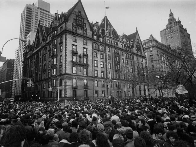 Disturbios frente a la casa de John Lennon en Nueva York tras la noticia de que había sido asesinado a tiros