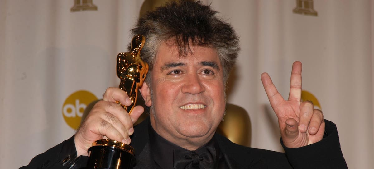 Pedro Almodóvar con su Oscar a Mejor guion original por 'Hable con ella'.