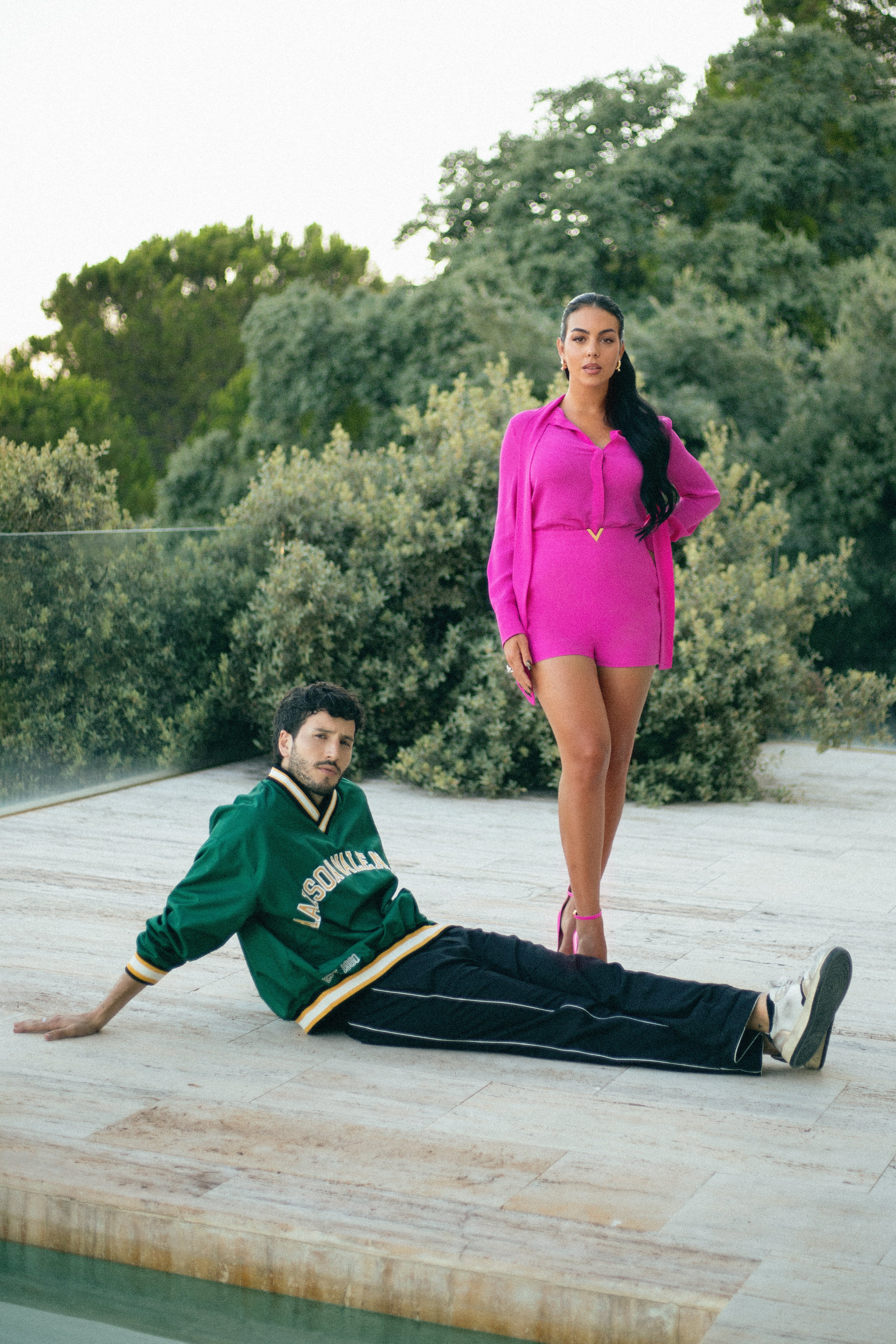 Sebastián Yatra y Georgina posando para &#039;Energía Bacana&#039;