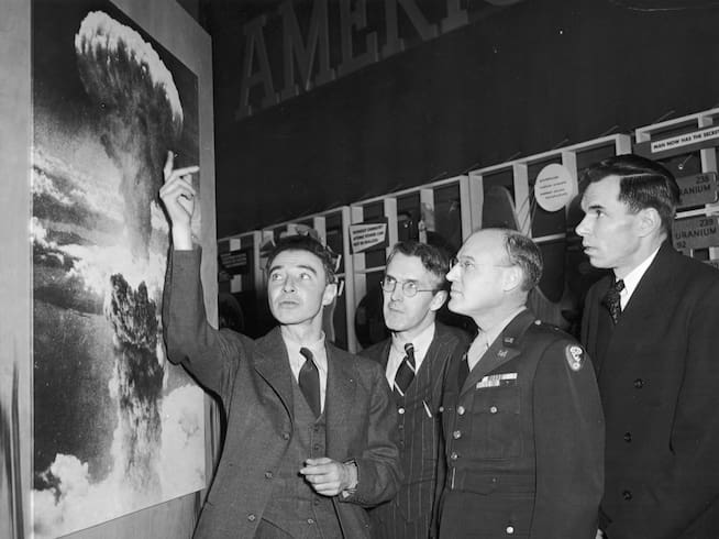 El Dr. Robert Oppenheimer enseñando una imagen de la explosión de la bomba atómica de Nagasaki a Henry D. Smyth, Kenneth D. Nichols y Glenn Seaborg.
