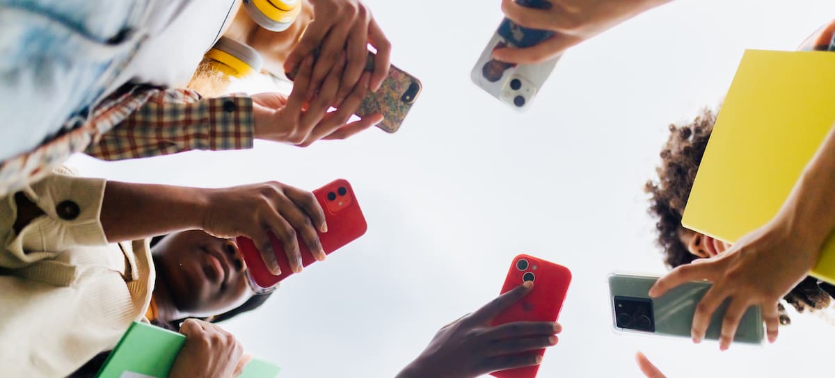 Grupo de chicos con móviles