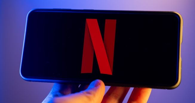 Un móvil con la aplicación de Netflix.