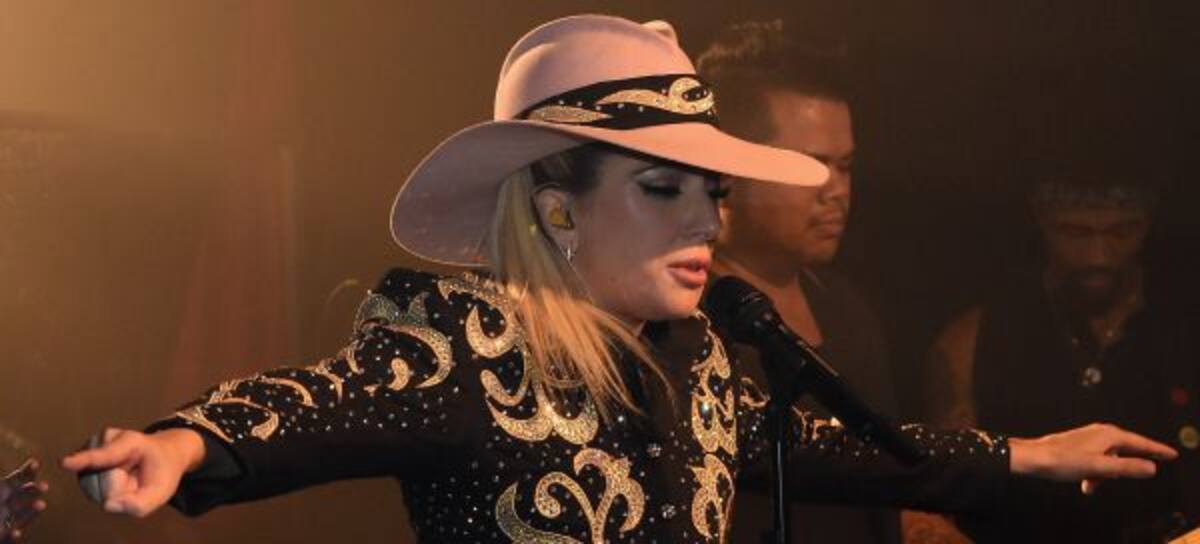 Lady Gaga cantó de sopresa en un bar de Nashville!