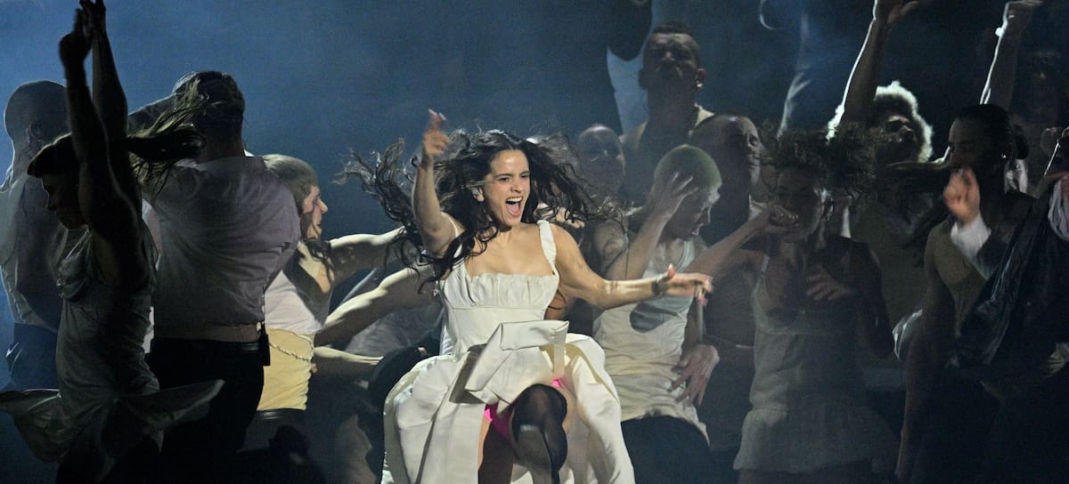 MANCHESTER, INGLATERRA - 28 DE FEBRERO: (SOLO PARA USO EDITORIAL) Rosalía actúa en el escenario durante los premios BRIT Awards 2026 en Co-op Live el 28 de febrero de 2026 en Manchester, Inglaterra. (Foto de Samir Hussein/WireImage)