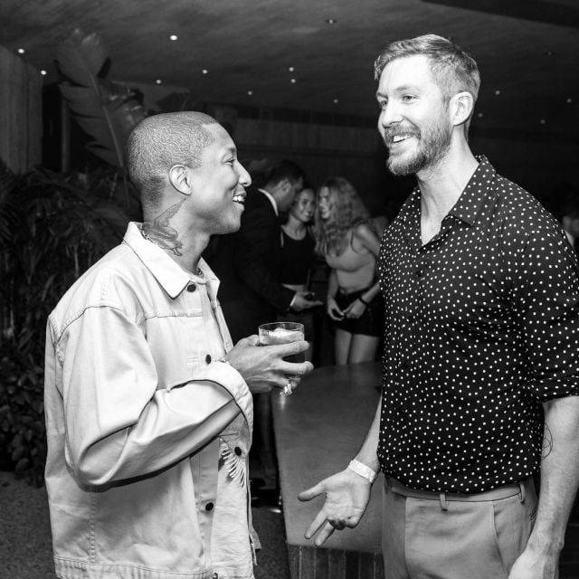 Calvin Harris (derecha) con Pharrell Williams, uno de los colaboradores de &quot;Feel&quot;.